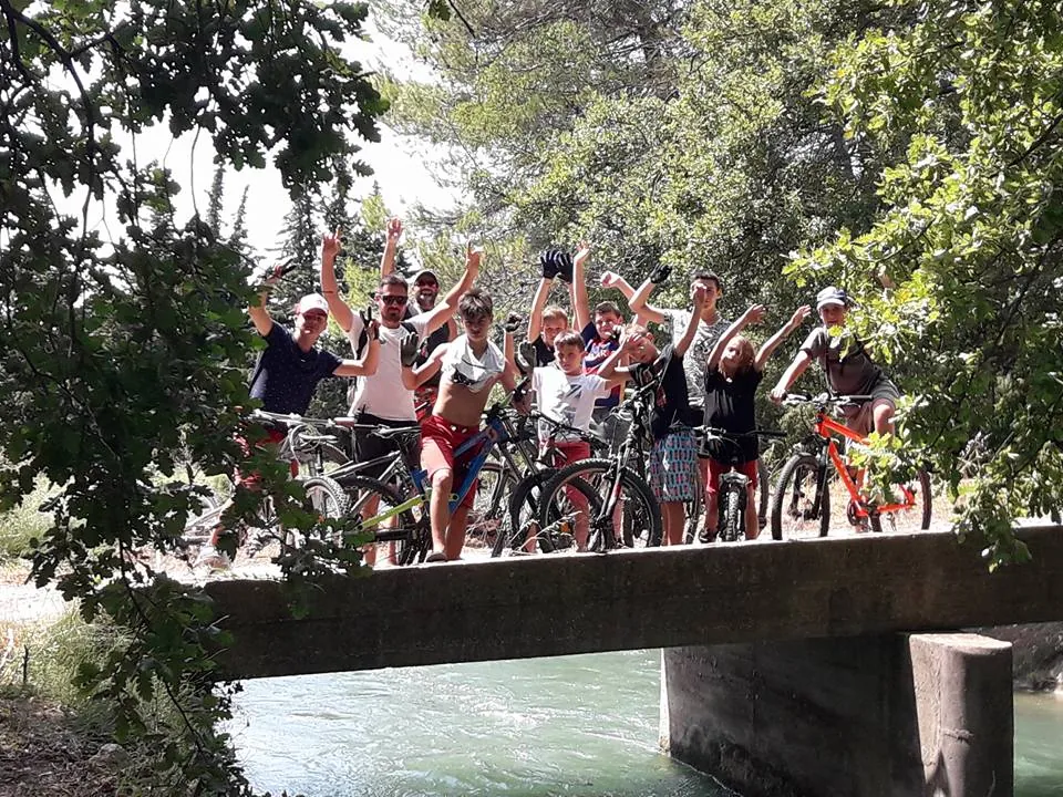 Groupe d'enfants en VTT pendant un séjour multi-activités
