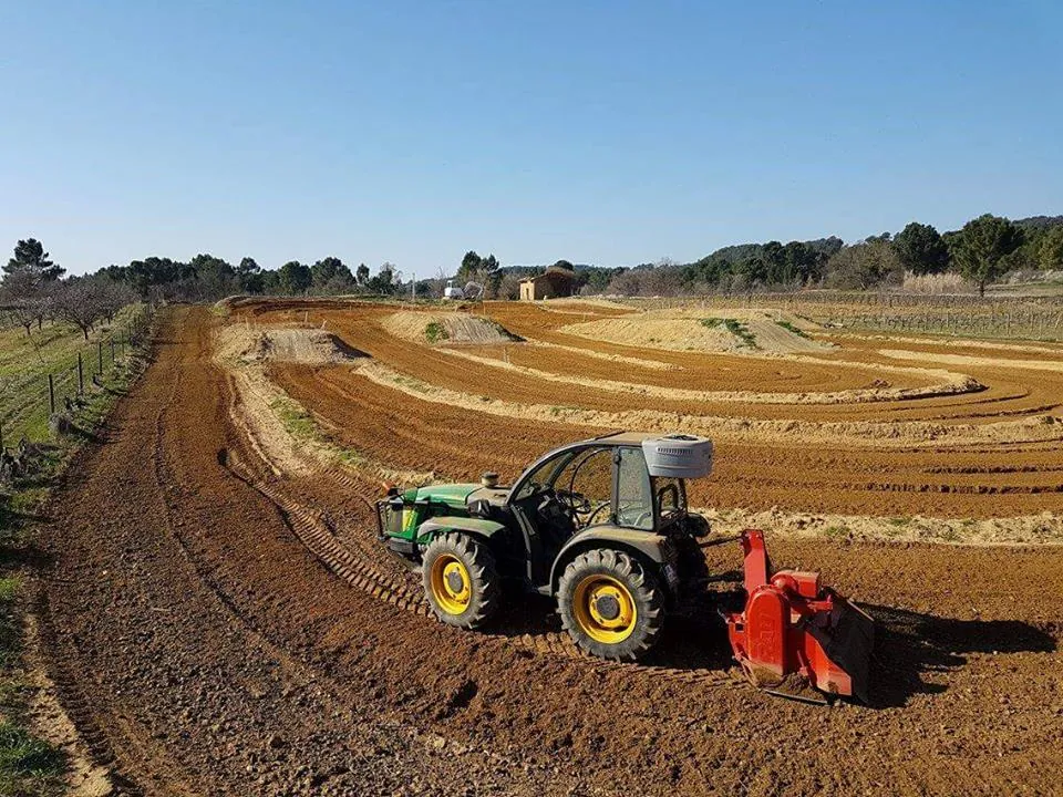 Terrain de motocross de Villes-sur-Auzon préparé au tracteur